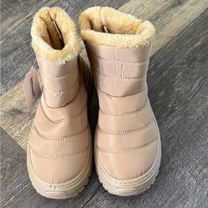 NWT-Avalanche Alps slip on quilted bootie with faux fur lining, size 7, tan